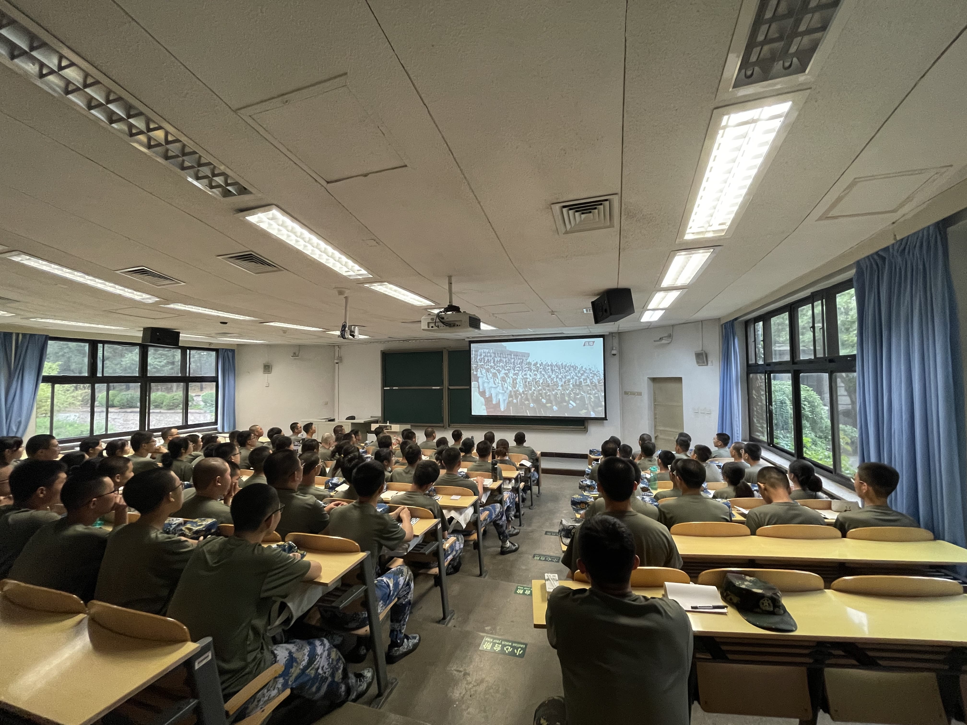 水利20党支部在军训期间集体观看大会-min.jpeg